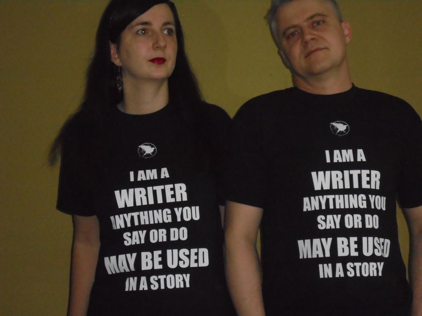 Foto: Jennifer Sonntag mitt Buchpartner, beide mit Shirtspruch: I am a writer anythink you say or do may be used in a Story