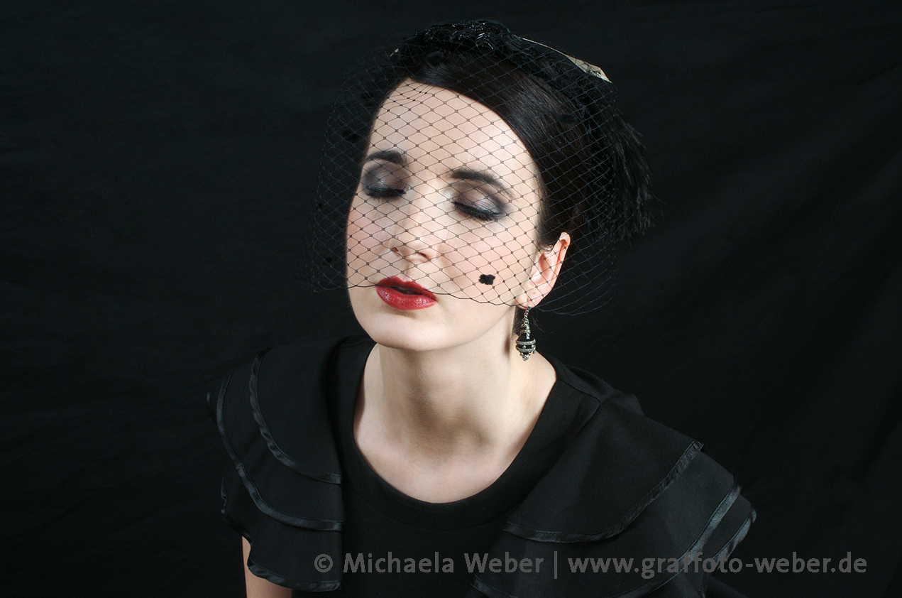 Porträt Jennifer Sonntag mit geschlossenen Augen von Michaela Weber